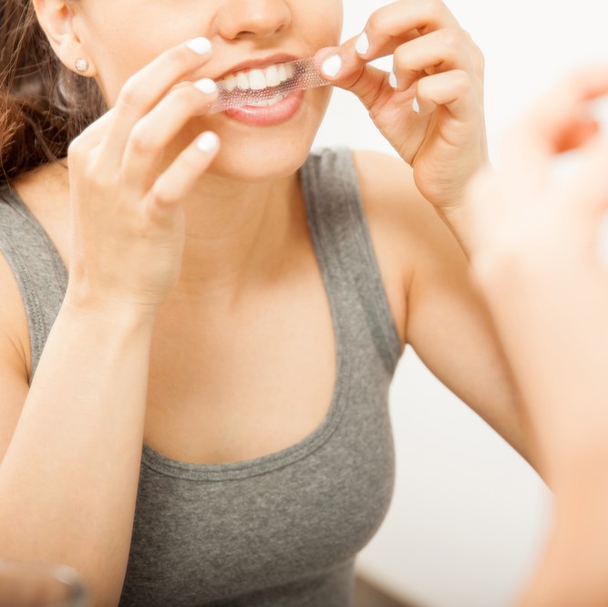 شرائط تبييض الأسنان في الرياض 2 Teeth Whitening Strips procedure