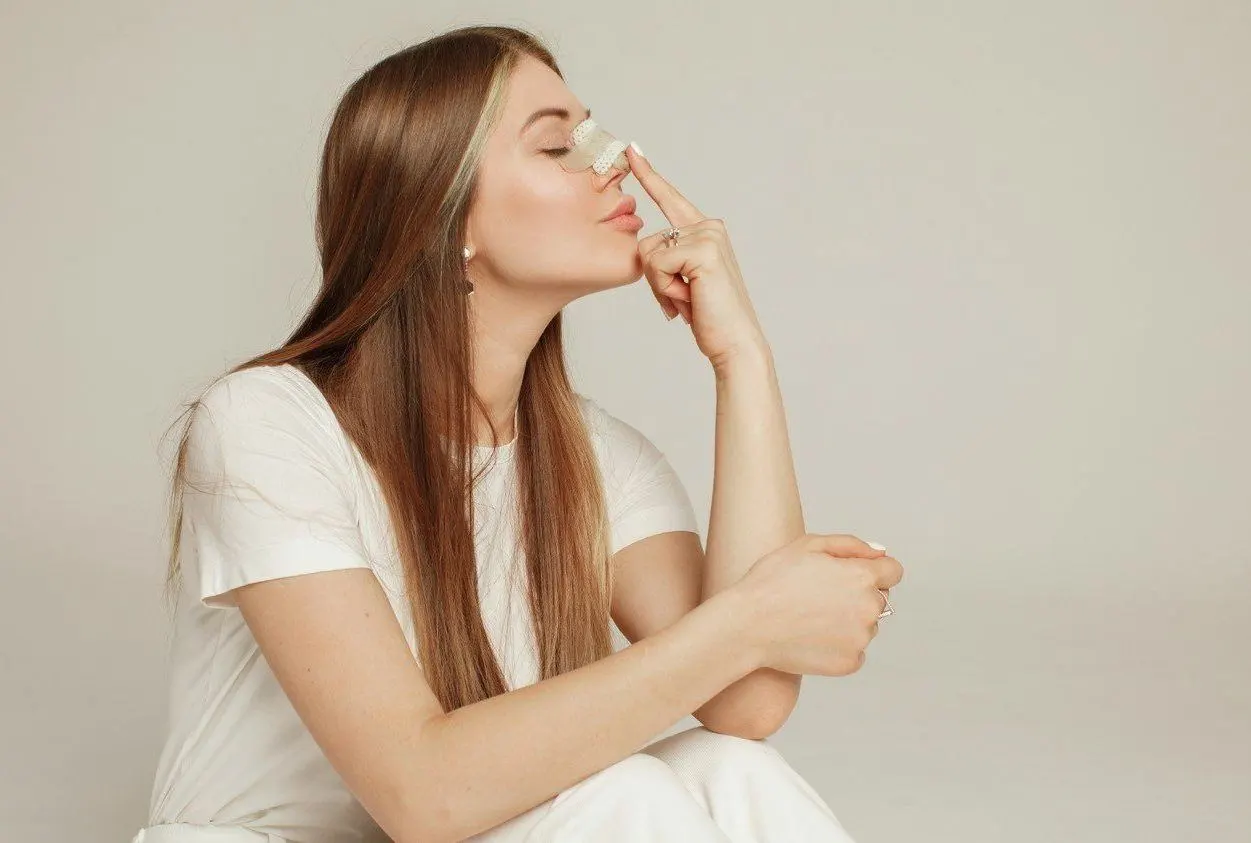 لصقات الأنف بعد عملية التجميل في الرياض