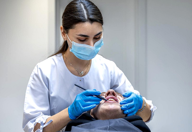 تبييض الاسنان في الرياض 4 أفضل جراح أسنان في الرياض